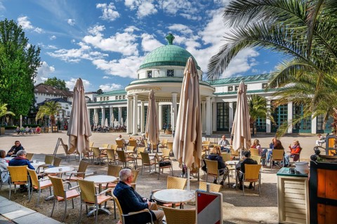 Street café on the Brunnenhof with spring temple and Wandelhalle, spa town of Bad Pyrmont, Lower
