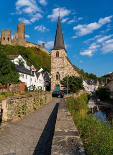 Monreal, idyllic half-timbered village in the Elz valley, ruins of the Löwenburg castle, in the