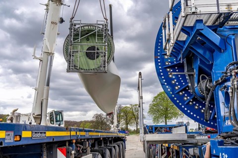 Preparation for the transport of a 68 metre long blade, a wind turbine, with a self-propelled