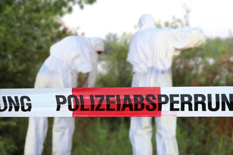 Symbolic image: Police cordon with forensics in the background (Composing)