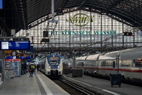 Cologne Central Station, trains at the platforms, Cologne, North Rhine-Westphalia, Germany, Europe