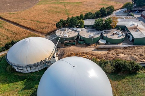 Biogas plant, gas storage, with dome, fermenter tanks for the fermentation process, use of solid