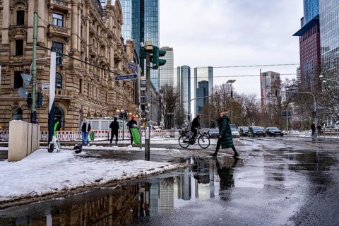 Winter in the city, Gallusanlage street, puddles, pools of water, melt water, pedestrians,