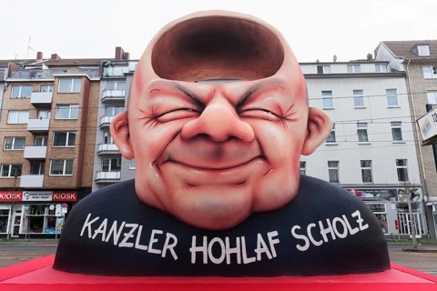 Chancellor Olaf Scholz as an airhead, papier-mâché figure, satirical themed float by Jacques Tilly,