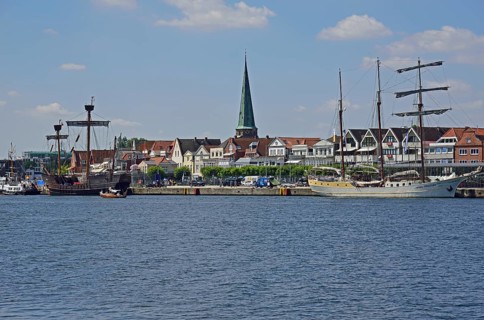 Europe, Germany, Schleswig Holstein, Baltic Sea, Lübeck-Travemünde, Trave, View to Vorderreihe and