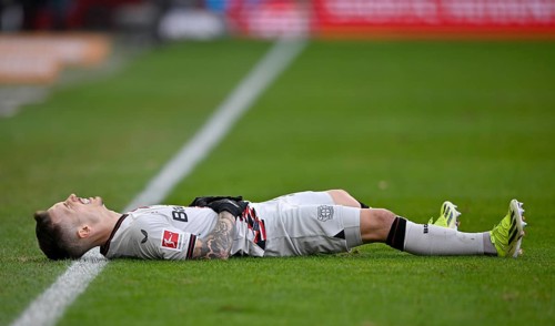 Alejandro Grimaldo Bayer 04 Leverkusen (20) lies injured on the ground, injury, Voith-Arena,