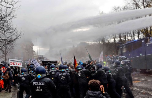 Water cannon in use at the Brandenburg Gate. Once again, thousands of corona deniers are