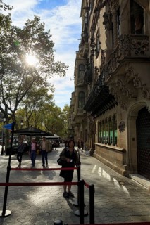 Passers-by at Casa Amatller, backlight, sunbeams, Passeig de Gracia, Barcelona, Spain, Europe