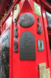 Information plaque about Sir William Temple outside the Temple Bar pub, Dublin city centre,