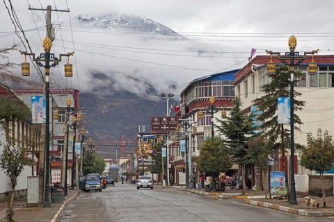 Street in the Tibetan town Dawu, Sichuan Province, China, Asia