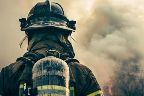 Back view of firefighter with helmet and oxygen flask. KI generiert, generiert, AI generated