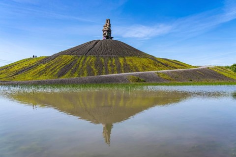 Rheinelbe spoil tip in Gelsenkirchen, 100 metre high spoil tip, landscape park, with the sculpture