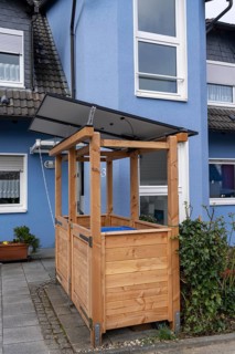 Detached house with various solar modules, in addition to solar panels on the roof of the house,