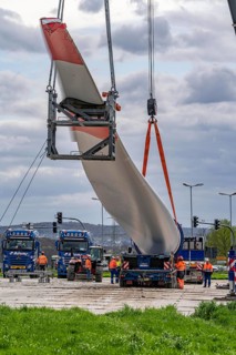 Preparation for the transport of a 68 metre long blade, a wind turbine, with a self-propelled