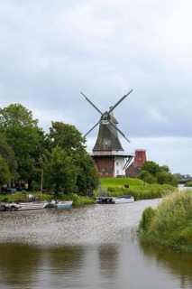 Twin mills at the old Sieltief, windmill, Greetsiel, East Frisia, Lower Saxony, Germany, Europe