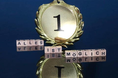 Symbolic image: Close-up of a (gold) medal with the text EVERYTHING IS POSSIBLE