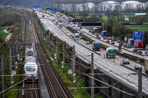Motorway A3 near Flörsheim, in front of the Mönchhof motorway junction, narrowing of the lanes due
