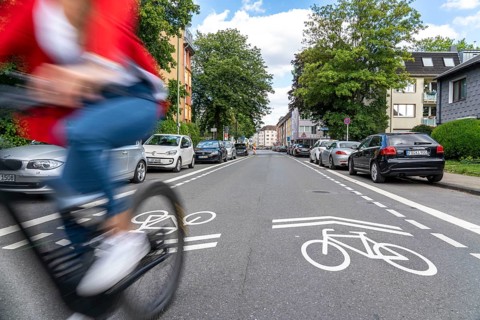 Bicycle road, cyclists have priority over car traffic, new cycle routes through Essen, here in the