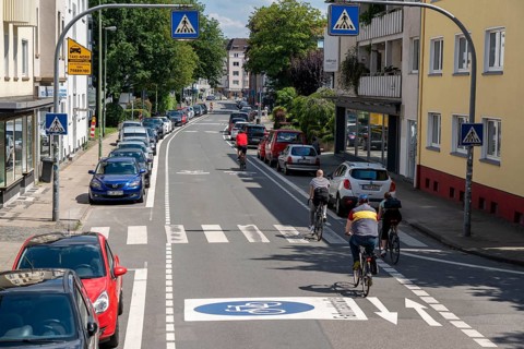 Bicycle road, cyclists have priority over car traffic, new cycle routes through Essen, here in the