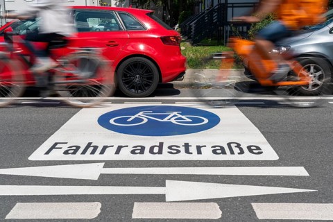 Bicycle road, cyclists have priority over car traffic, new cycle routes through Essen, here in the