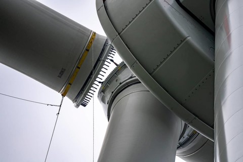 Erection of a wind turbine, wind energy plant, assembly of the third blade, with a crawler lattice