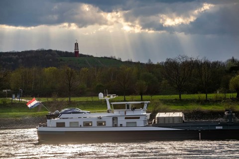 Cargo ship on the Rhine near Duisburg-Beeckerwerth, Rheinpreussen spoil tip in Mörs, spoil tip sign