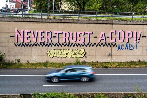 Graffiti, mural on the A40 motorway, Mülheim-Styrum junction, Never trust a cop, criticism of the