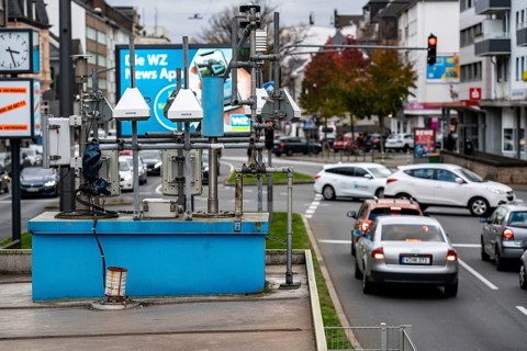 Air quality monitoring station, on the B7, Friedrich-Engels-Alle in Wuppertal, operated by the