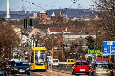 Ruhrbahn tram, city centre traffic, Hobeisenstrasse, in front, Martin-Luther-Strasse, in the