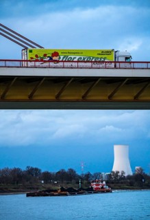 Beeckerwerther Brücke, motorway bridge, A42, truck, cargo ship on the Rhine, behind the STEAG