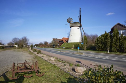 Windmill Hummelbecker Mühle under a cloudless blue sky, a Wall-Holländer, and a historical plough