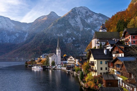 View of Hallstatt and Lake Hallstatt as well as the surrounding mountains. In the morning in autumn