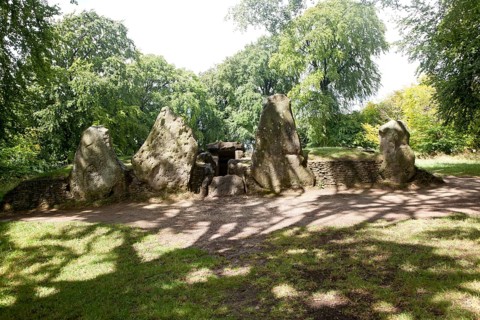 Wayland´s Smithy is an historic Neolithic chambered long barrow on the Ridgeway near Ashbury,