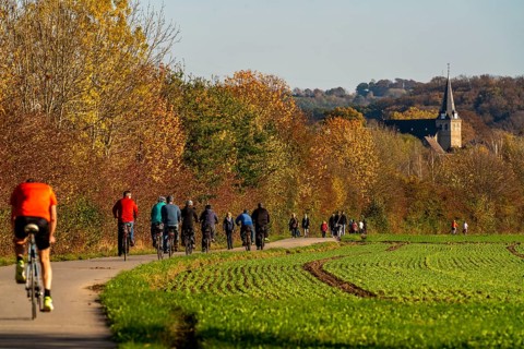 Cycle path through the Ruhraue near Essen-Kettwig, in the south of Essen, Marktkirche, part of the