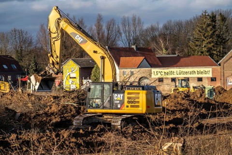 Start of the eviction of the hamlet Lützerath at the lignite mine Garzweiler 2, activists try to