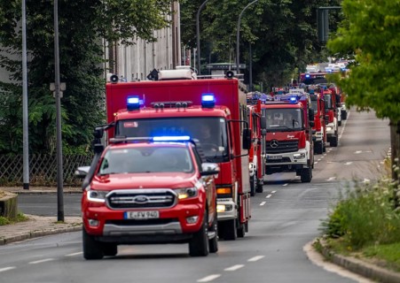 Fire engines from Essen, Mülheim and Oberhausen, with 140 firefighters, on the way to an emergency