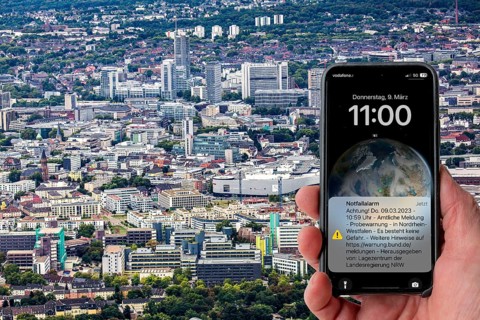 Mobile phone screen when the test alarm is triggered by Cell Broadcast, on the warning day in North