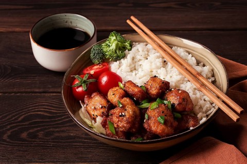 Traditionelle asiatische Küche, gebratenes Huhn Teriyaki, mit Beilage, Reis und Gemüse, Ansicht von