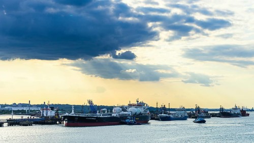 Gas tankers and refinery Esso Oil Terminal, Southampton, Hampshire, England, United Kingdom, Europe