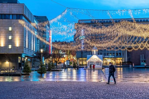 Christmas lockdown in the Corona crisis, empty shopping street, closed shops, hardly any