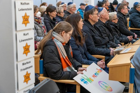 Suitcase march in Recklinghausen, for the 2nd time over 500 people walk through Recklinghausen,
