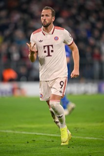 Goal celebration, Harry Kane FC Bayern Munich FCB (09) celebrates hat-trick, gesture, three goals,