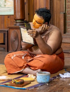 Kathakali dancer applying make-up, Fort Kochi, Cochin, Kerala, India, Asia