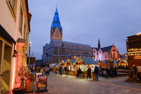 Christmas market stalls at the market, behind the Diocesan Museum and Paderborn Cathedral, Blue