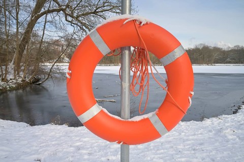 Lifebuoy, winter, carp pond, ice, Treptower Park, Treptow, Treptow-Köpenick, Berlin, Germany,