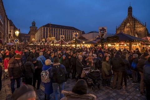 Visitors at the Nuremberg Christmas Market on Saturday evening, Nuremberg, Middle Franconia,