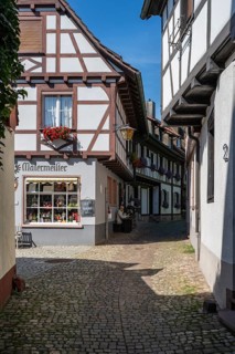 Altstadtgasse, Engelgasse with the old workshop, gift shop, historic half-timbered building and