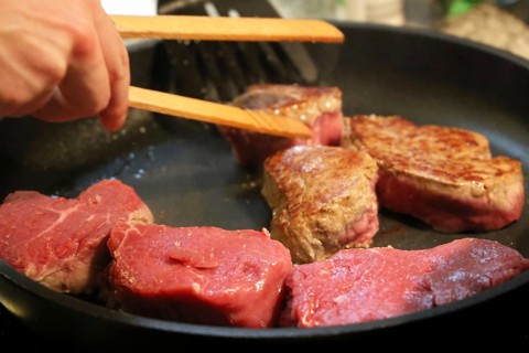 Fry the fillet of beef in a pan