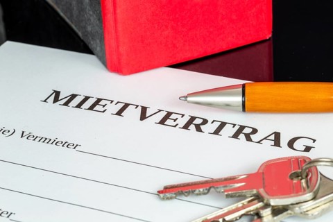 Symbolic image of rental agreement: close-up of a rental agreement and front door key