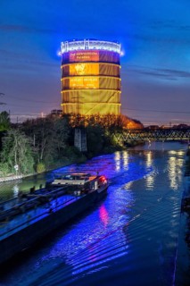 Neue Mitte Oberhausen, Gasometer exhibition hall, after renovation, Rhine-Herne Canal, evening